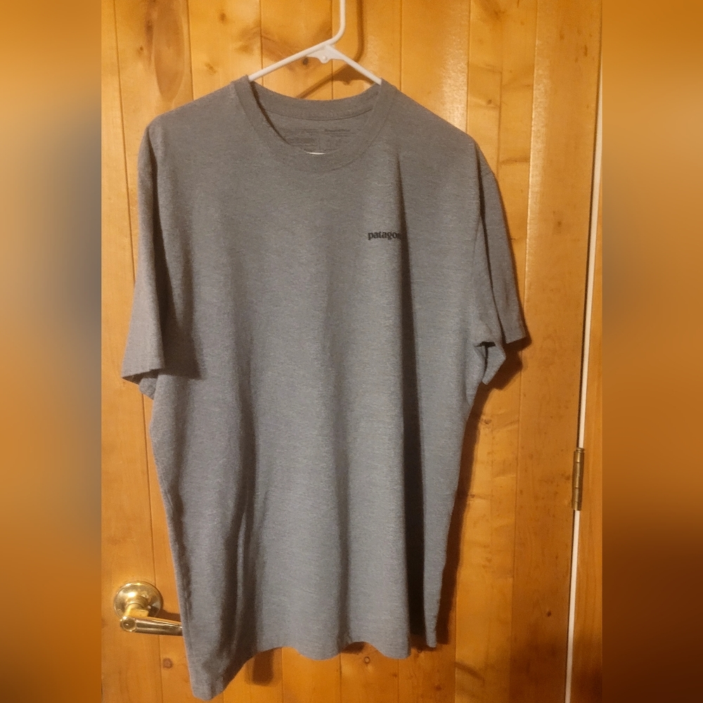 Like New Men's size LG Patagonia Trout logo Responsibili-TEE shortsleeved Tshirt